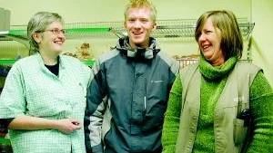 Foto: MARGARETA LJUNGBLAD Butiksbträdena i Konsum Lena Karlsson, till vänster, och Ingrid Berglund önskar John William Momark lycka till.