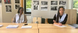 Nadia och Adella tar emot förtidsröster i Fröslunda: "Det har varit kö ner till torget"