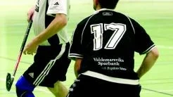 Foto: ANDERS LILJEGREN Fullständig koll på bollen har Antvardens Tobias Pettersson. Han gjorde ett av målen när det blev seger mot Valdemarsvik.