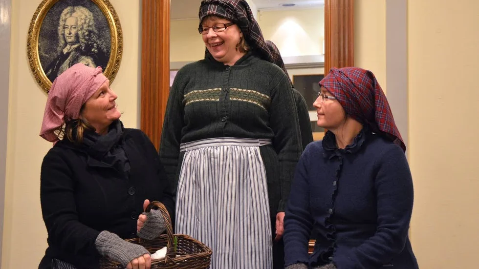 Ann Kåge, Katarina Moberg Persson samt Nicole Ericson i Brunnssalongen iförda kläder enligt årets gammeldags tema.