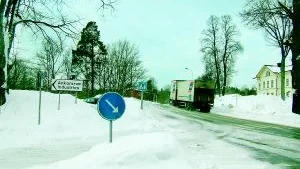 Här på Kungsvägen i Ankarsrum gled en långtradare med släp utan förare 80-talet meter innan föraren kom ifatt ekipaget efter korsningen på Bruksvägen.