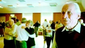 När det är motionsdans på Gamleby fritidsgård finns Ingvar alltid plats, till glädje för danslystna damer.