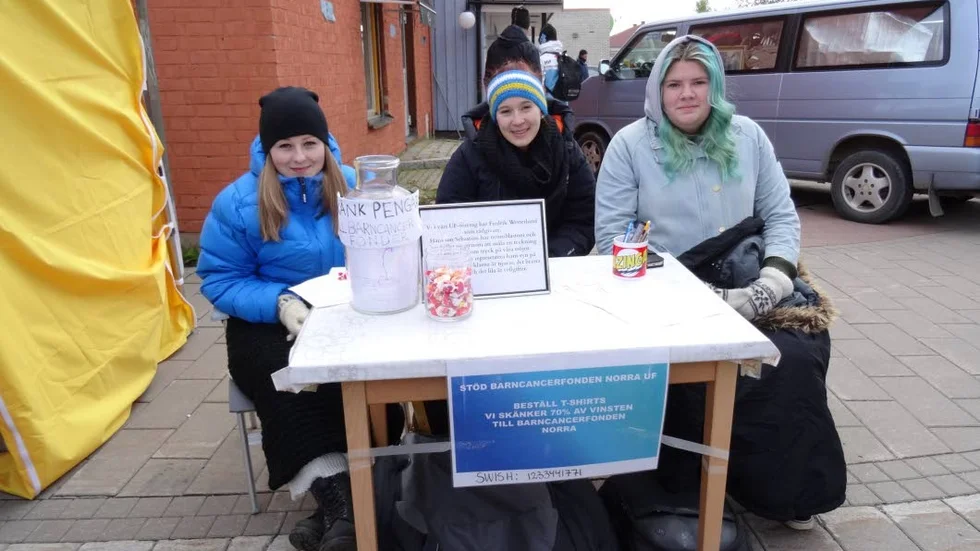 Stina Davidsson, Alice Sjögren och Emelie Holmgren är nöjd med sin insats under marknaden. De tycker att försäljningen har gått bra.