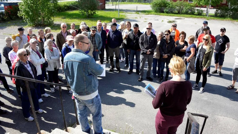 Drygt 50 personer som ville veta mer om Kyrkholmshistorien i Arjeplog deltog när Carl-Oskar Lundström och Maria Söderberg andordnade en historisk vandring längs Kyrkholmen.