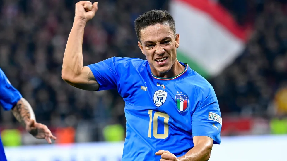 Italiens Giacomo Raspadori firar sitt mål mot Ungern.