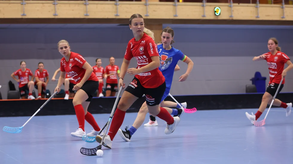 Saga-Maja Andersson med bollen under en cup-match mot Gävle för en månad sedan. Två vckor senare drabbades hon av ytterligare en hjärnskakning.