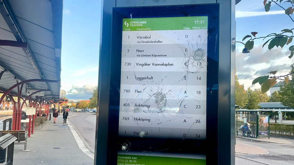 Sörmlandstrafikens digitala informationsskyltar vid resecentrum har vandaliserats på nytt. 