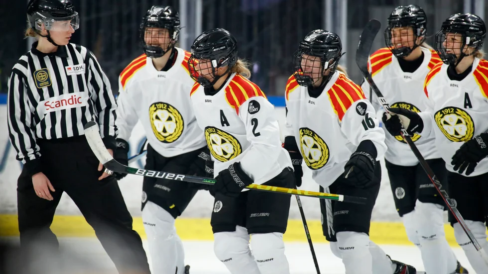 Maja Nylén Persson (i tröja nummer 2) svarade för ett mål och tre assist i storsegern över SDE.