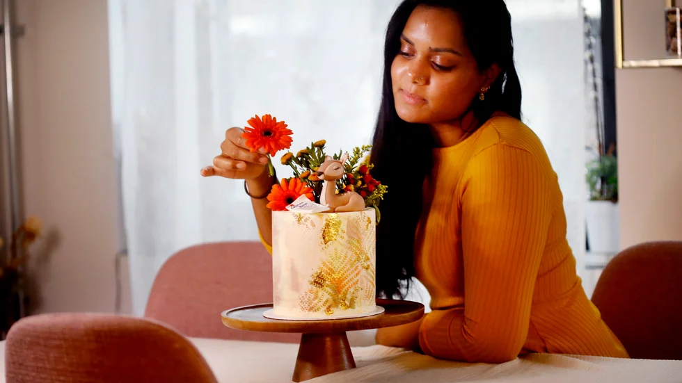 Sharin Ahmed älskar att utforma sina tårtor efter mottagaren, alltså nöjer hon sig inte med enbart hösttema när tidningen hälsar på. Rådjuret är tydligen läskunnig och har ett intresse för nyheter.