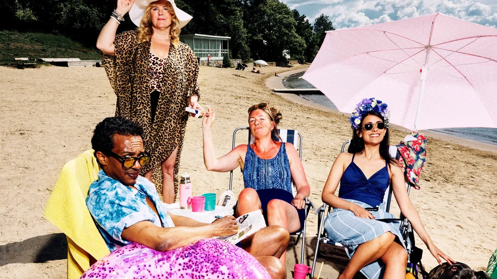 Glassigt på stranden i Scenkonst Sörmlands nya pjäs "Syrenvägen" med skådespelarna Måns Clausen, Camilla Arvidsson, Ingela Schale Berghagen och Shirin Golchin. Premiär 7 oktober.