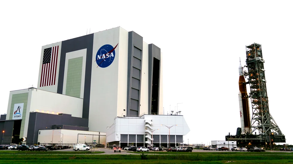 Nasas månraket rullades i tisdags tillbaka in i hangaren för att stå skyddad under orkanen Ian.