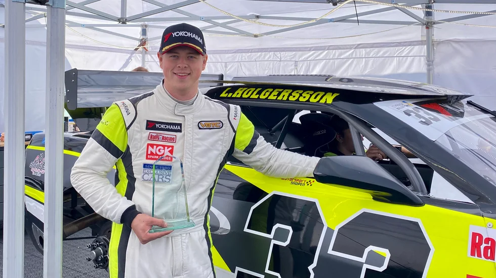 Linus Holgersson med priset för bäst placerade junior i första racet.