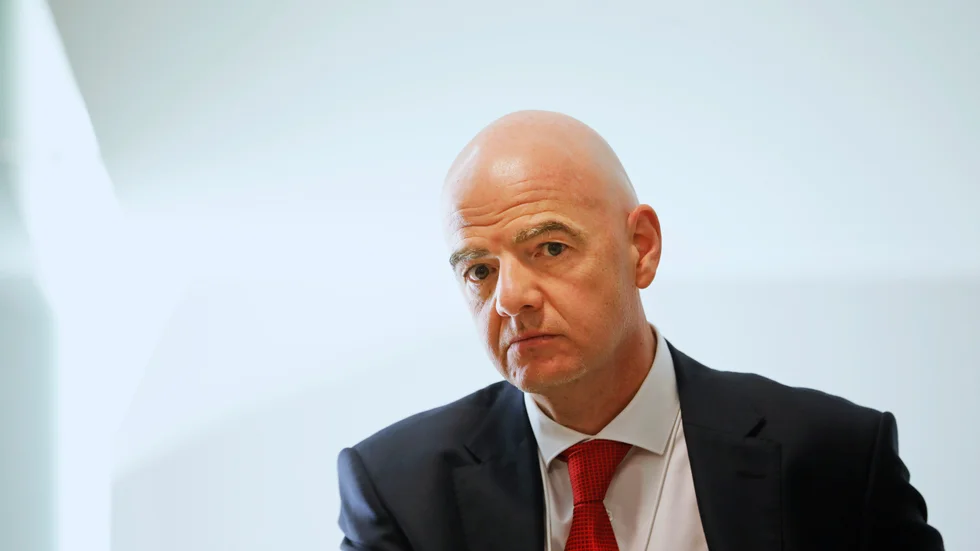 "Fotbollsvärlden är i ett tillstånd av chock", säger Fifas ordförande Gianni Infantino.