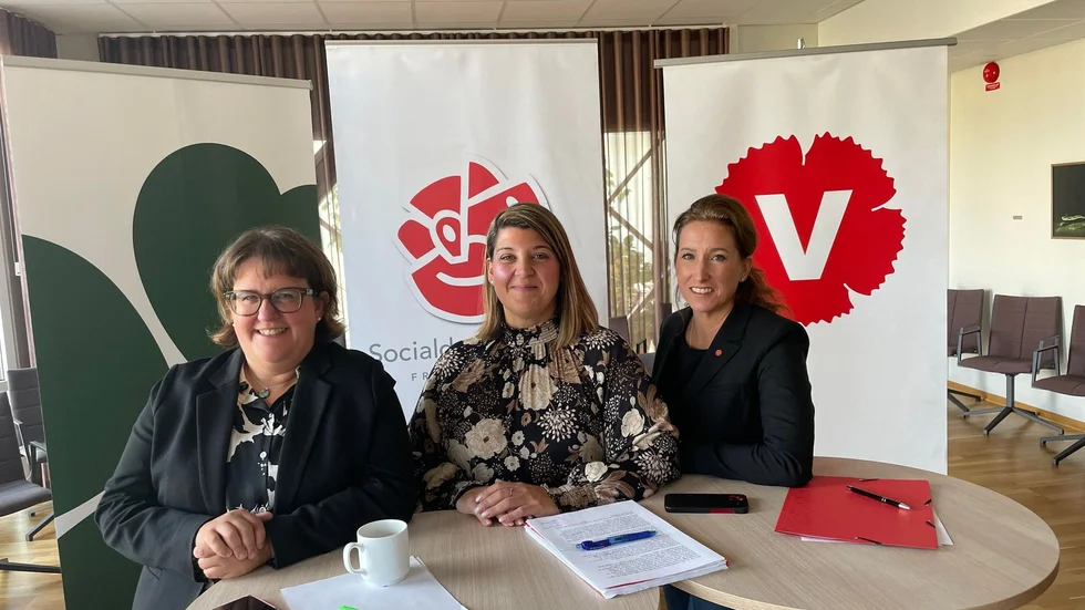 Regionfullmäktige har 67 mandat. Det krävs 34 för att nå majoritet. S+V+C får tillsammans 35 mandat. "En stark och stabil majoritet", säger Angelica Katsanidou (S),  mitten. T.v: Karin Helmersson (C). T.h: Lena Granath (V).
