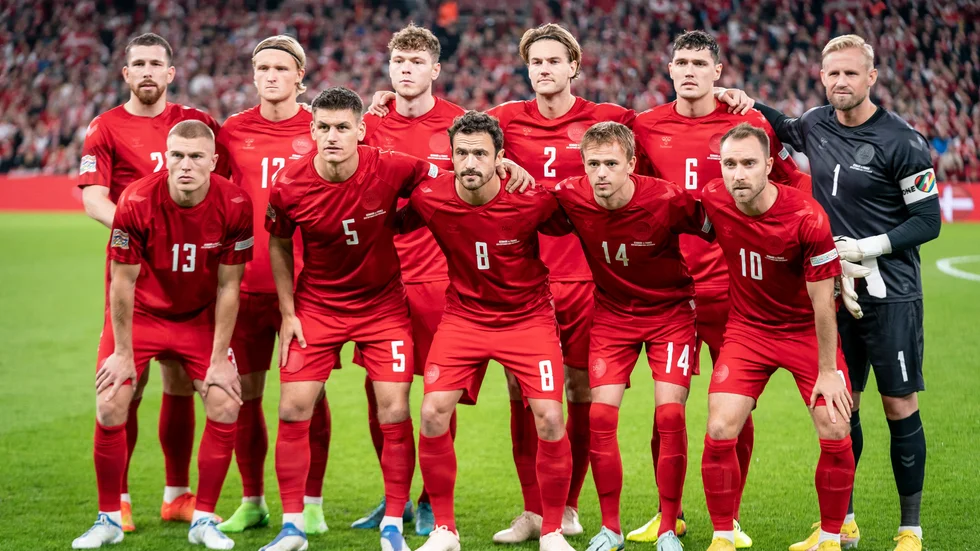 Loggorna på Danmarks VM-tröjor är knappt synbara, för att protestera mot att VM arrangeras i Qatar. Arkivbild.