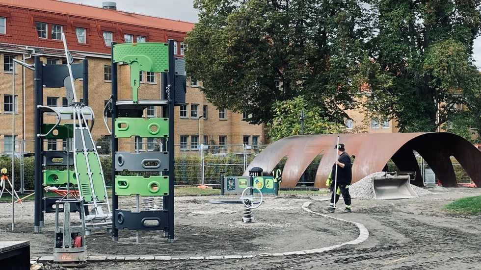 Lekplatsen Upptäckten i Rinmansparken håller på att rustas upp. Bland annat tillkommer nya lekredskap, som de gröna tornen, som man kan svinga sig mellan.