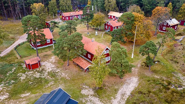 Fyrbyn vid Gotska Sandön är statliga byggnadsminnen och ska restaureras.