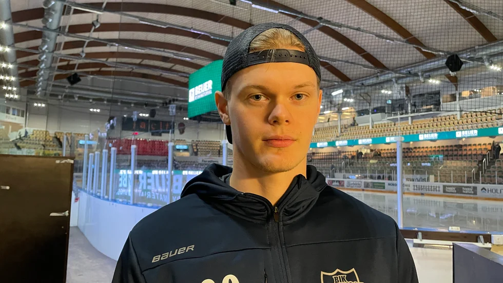 Albin Eriksson är tillbaka i svensk hockey igen. Han spelade premiär med BIK Karlskoga i Umeå i fredags.