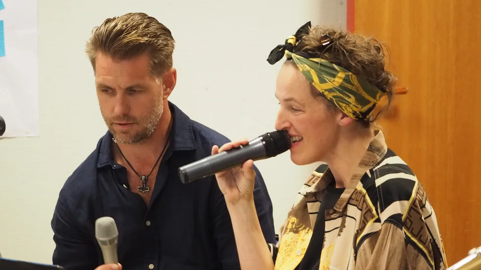 Rikard Flink och Virginia Pihlblad är sångsolister när det vankas storbandsjazz med Bond-tema i Tallåsaulan. 