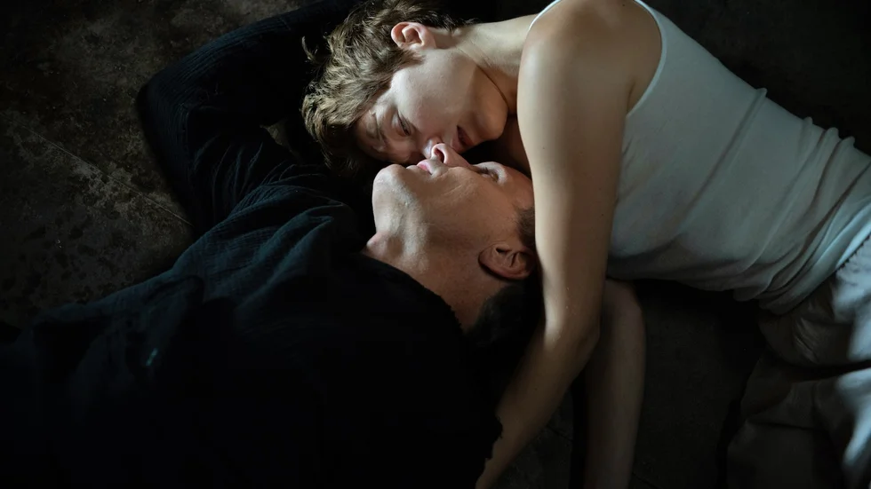 Saul Tenser (Viggo Mortensen) låter sin sidekick Caprice (Léa Seydoux) operera honom inför publik i "Crimes of the future".