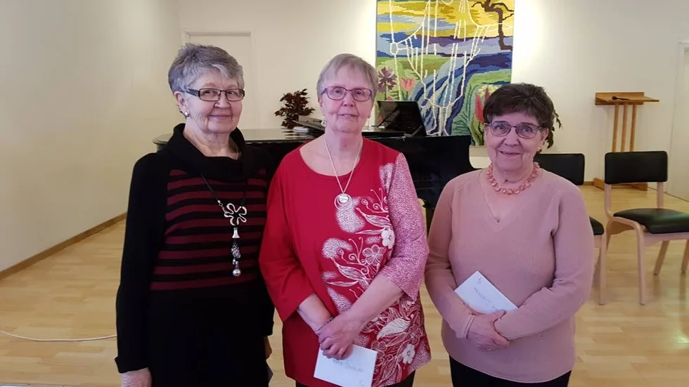 Anna-Britt Nyman, Anita Söderlund och Laura Lundman, som varit i kaffekommittén under många år, avtackas.