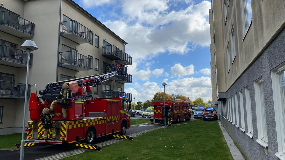 Räddningstjänsten arbetar med att släcka branden i Ektorp.