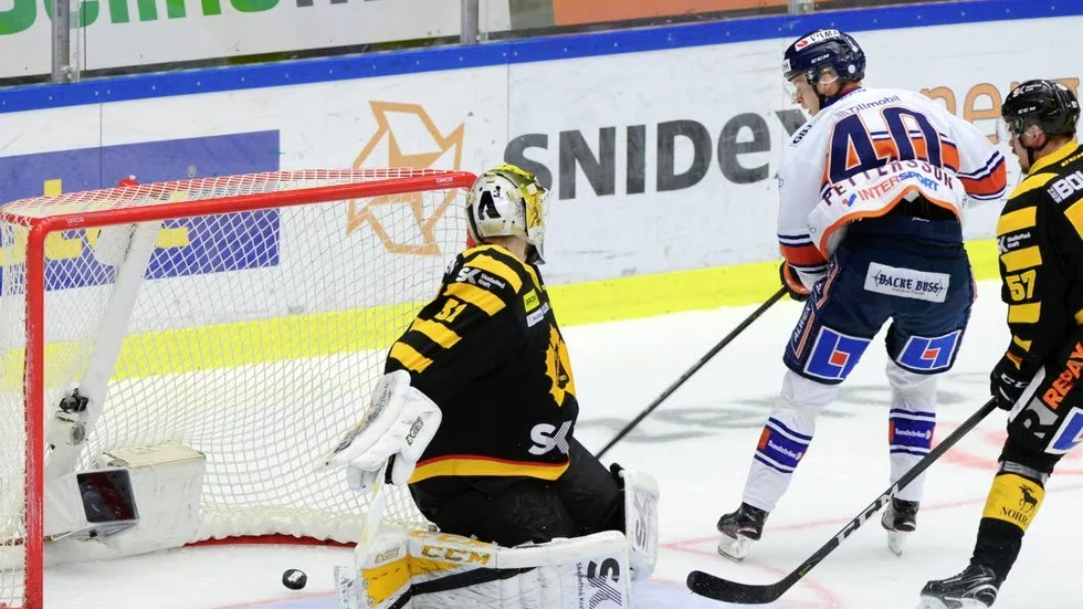 Början till slutet för Skellefteå. Elias Pettersson sätter iskallt 2–0-pucken bakom målvakten Joni Ortio.
