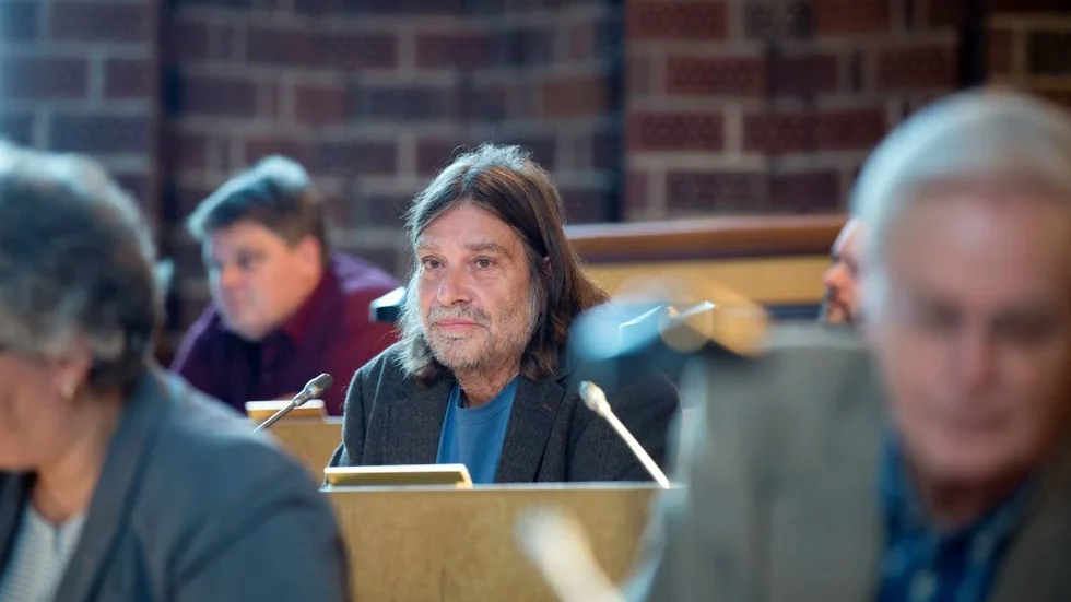 Anders Nordin (SLP) pekar på en ny lag med budskapet: Läs på! (Arkivbild)