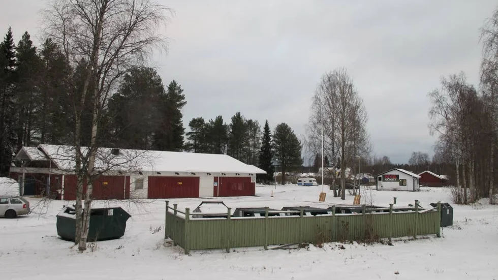 Stängd. I november 2016 avvecklades återvinningsstationen bakom gamla Konsum på Djupviken. En ny är planerad, hundratalet meter från den gamla. Den nya platsen skymtas i höger bildkant. (Arkivbild)