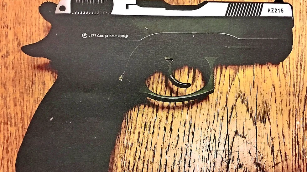 Använde vapen. Den här kolsyrepistolen ska ha riktats mot offret under rånförsöket vid strandpromenaden. Foto: Polisen