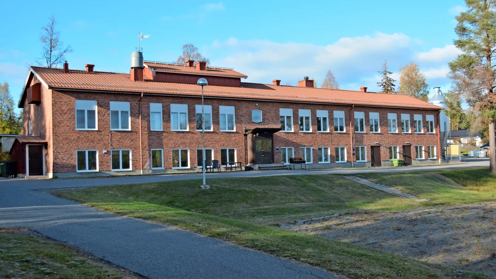 Oviss framtid. Skolan i Norsjövallen har stått tom sedan Libo Care tvingades stänga sitt behandlingshem där. Foto: Lennart Enkvist.