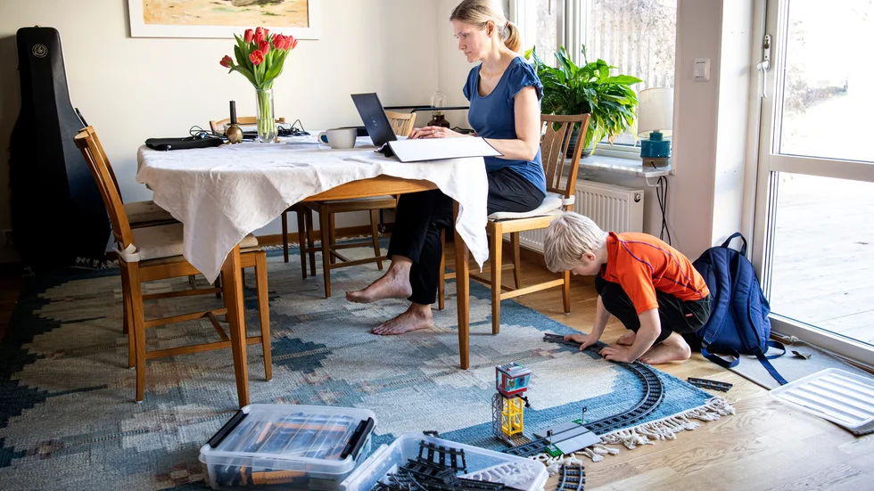 Genrebild. Vanligaste fusket är att föräldrar anmäler vab, men jobbar ändå, enligt Henrik Thapper på Försäkringskassan.
Foto: Pontus Lundahl / TT / kod 10050
