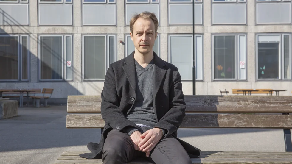 Skådespelaren och författaren Jonas Karlsson bjuder på en social thriller i novellsamlingen "Nya människor i fel ordning", menar Kurirens recensent.