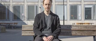 Det bränner till i Jonas Karlssons sociala thriller