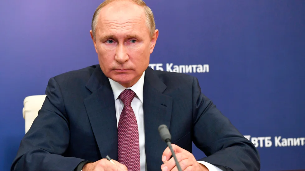 Rysslands president Vladimir Putin har talat i telefon med franske presidenten Emmanuel Macron.