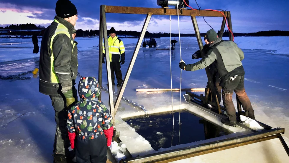 Så här såg det ut förra helgen när de första betongtyngderna släpptes ned i vattnet.