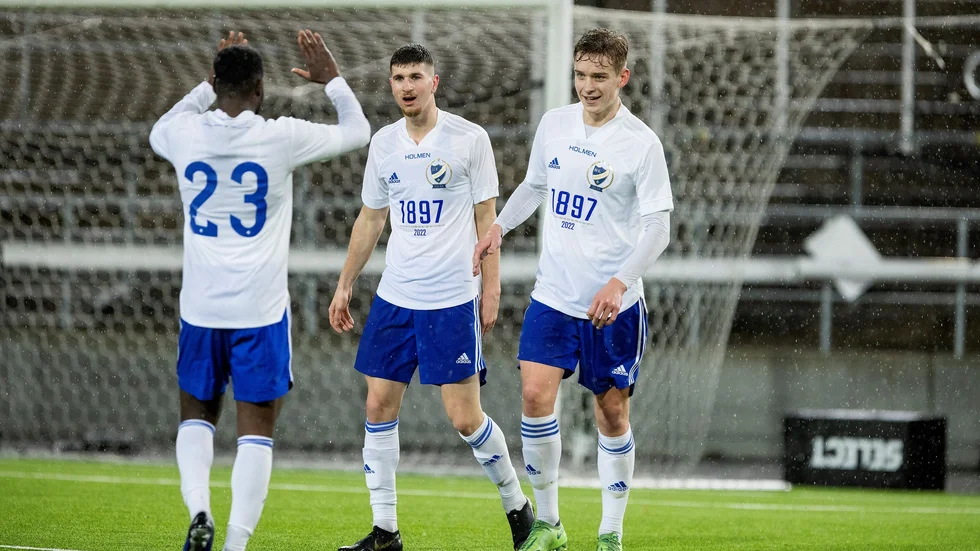 Emanuel Chabo (i mitten) är klar för spel i Åtvidaberg. 