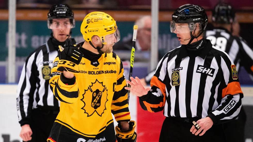 Oscar Möller i diskussion med domarna under matchen mot Brynäs.