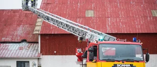 Räddningstjänsten säkrade ladugårdstak i stormen