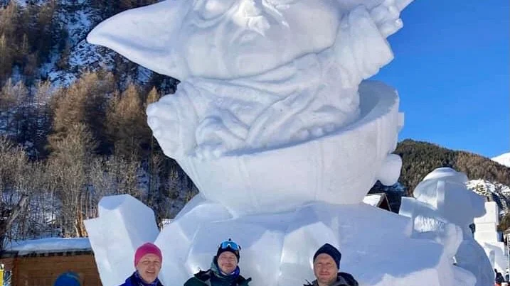 Team Sweden: Jens Pettersson, Joel Pettersson och Magnus Paalo Misch framför sin snöskulptur "Go green like me you must". "Det var väldigt lärorikt", säger Jens om tävlingen i franska Valloire.