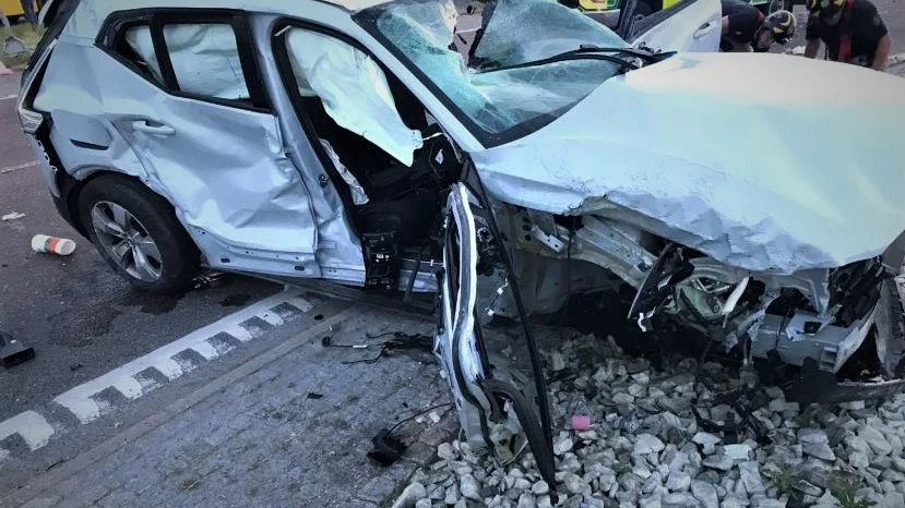 Enköpingsföretagaren höll 132 km/h när han kraschade in i kvinnans bil i rondellen.