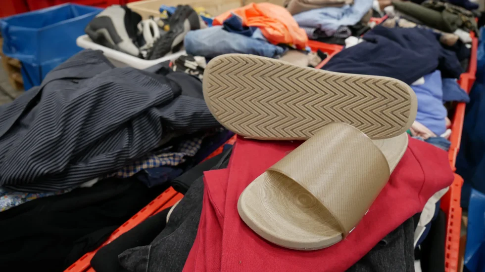 De första skorna av 3D-printad återvunnen textil är sandaler, men det finns planer på fler modeller.