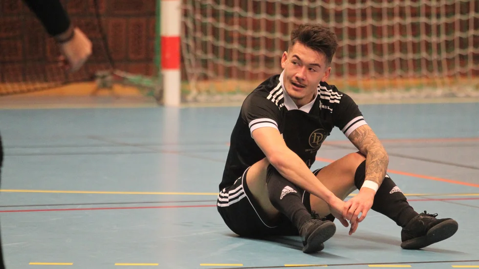 Adam Larsson, här i Dribbla United i vintras, fortsätter att göra succé i finska superettan. Han blev utsedd till månades spelare och toppar skytteligan.
