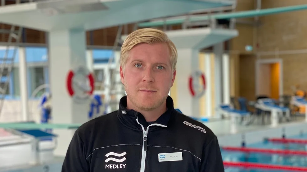 "Vi kan använda Hjortensbergsbadet i Nyköping, men det är inte bara att trycka in alla simskolor och skolsim där", säger Viktor Gustafsson som är anläggningschef för Medley Ramdalens sportcenter.
