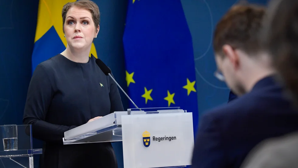 Sverige kommer att skicka sjukvårdsmateriel till Ukraina, meddelar socialminister Lena Hallengren (S). Det handlar bland annat om munskydd och desinfektionsmedel.