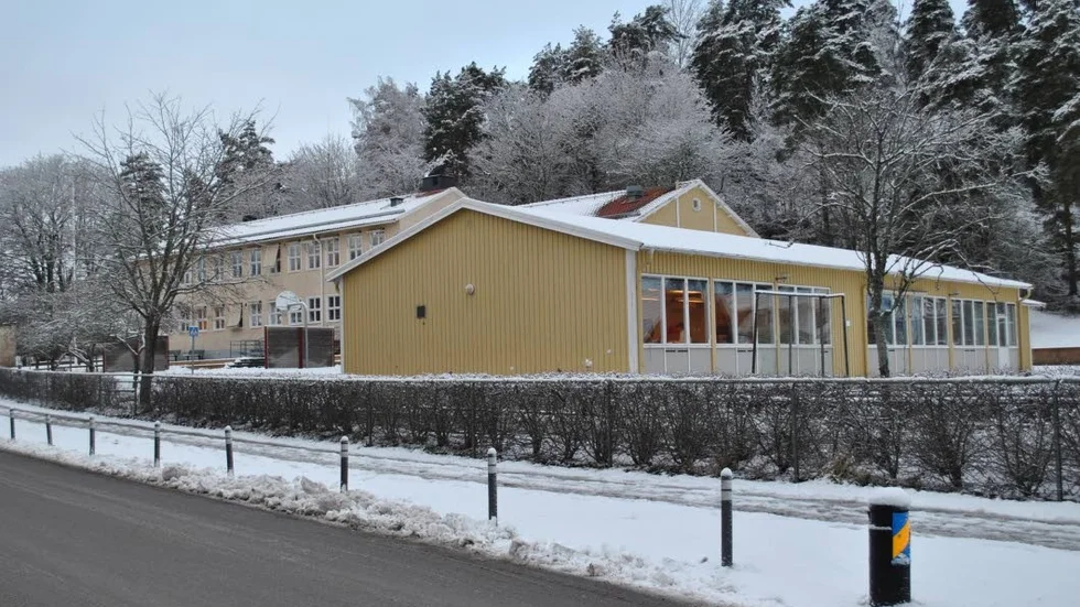 Brobyskolan.  Beslutet om skolans framtid  blev uppskjutet en månad.