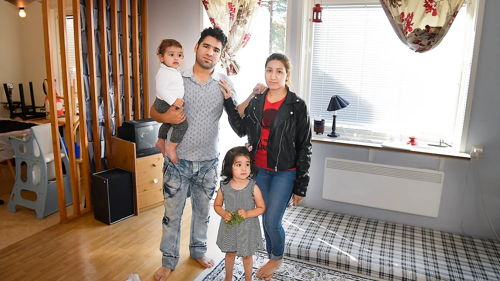 Stor ovisshet. Familjen Masivahid flydde undan våldet i den iranska delen av Kurdistan och pappa Sajad fick rädda dottern då hon hamnade i vattnet från den överfulla båten. Nu är frågan om Zahra, Sajad och barnen Mahlagha och Danil kommer att få stanna i Sverige. Foto: Jeanette Lövgren.