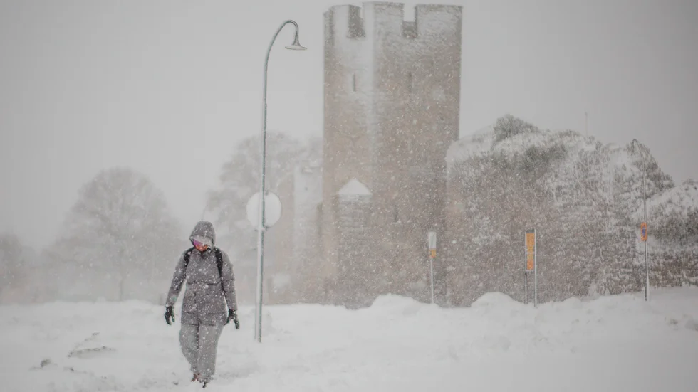 Natten mot tisdag kan det komma uppemot en halvmeter snö på östra Gotland. Visby ser ut att klara sig lindrigare.