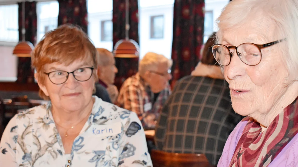 Många åsikter. Karin Lundström och Dagny Bergmark var två av ett 30-tal pensionärer som mötte upp till dialogmötet på Rotundan.