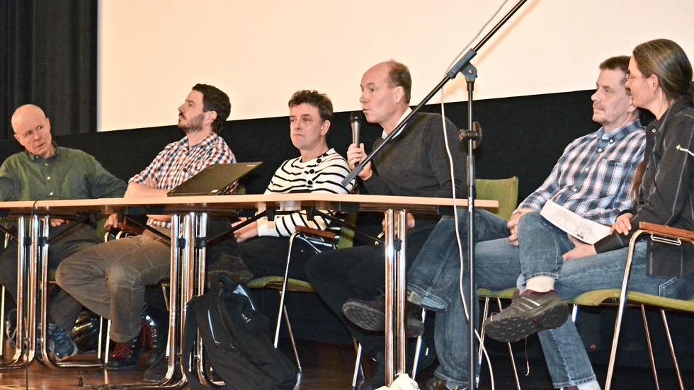 Panelen. Gunnar Lundberg, Naturskyddsföreningen, Per-Rud Petersen, godsterminalen, Tommy Larsson, Yngve Larssons åkeri, Nils Broman, Skogforsk, Magnus Furmark, Norra skogsägarna, Helena Gustafsson, Skogsstyrelsen. Foto: Lennart Enkvist.